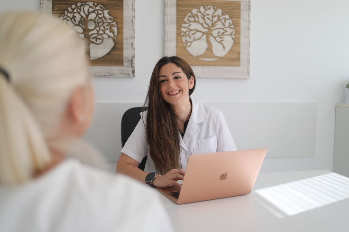 Profesionales de la salud realizando una consulta nutricional personalizada en clínica especializada en enfermedades intestinales y nutrición deportiva